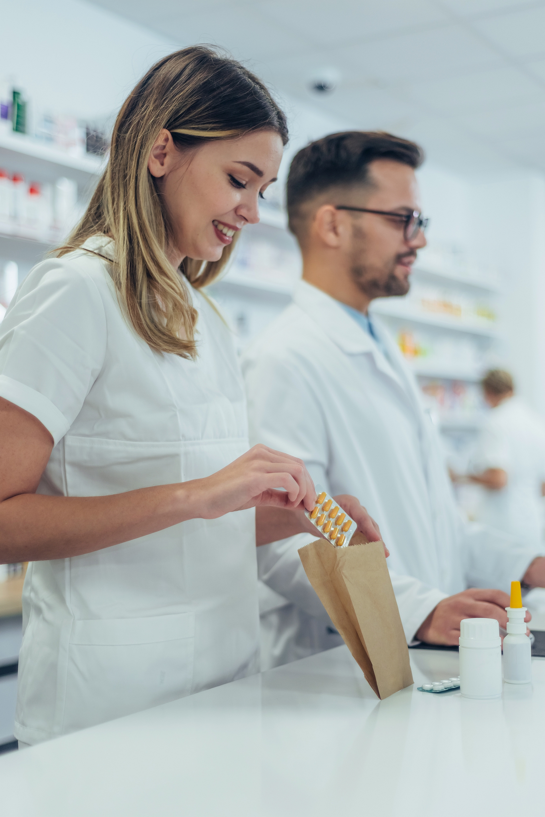 Pracownicy farmacji w aptece