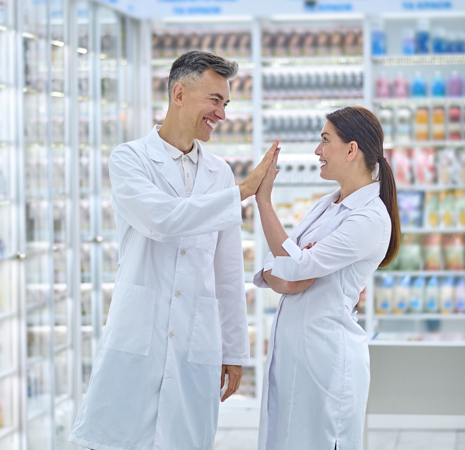 Pracownicy farmacji w aptece