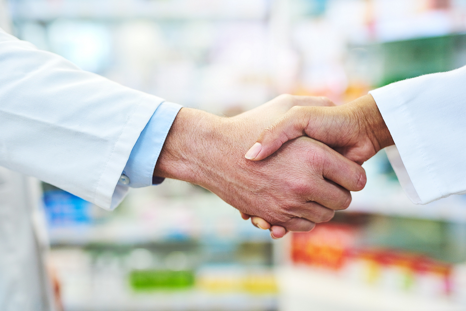 Uścisk dłoni pracowników farmacji